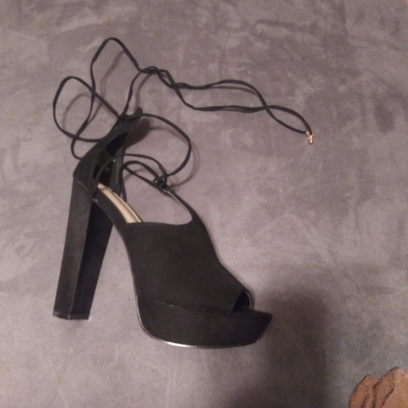 Needing badly to clean out closet lol - Picture 3 of 8